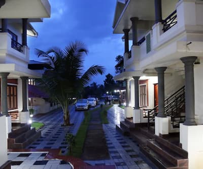 https://imgcld.yatra.com/ytimages/image/upload/t_hotel_yatra_city_desktop/v1435209550/Domestic Hotels/Hotels_Kannur/Aroma Ayur Heritage Resort/Parking.jpg